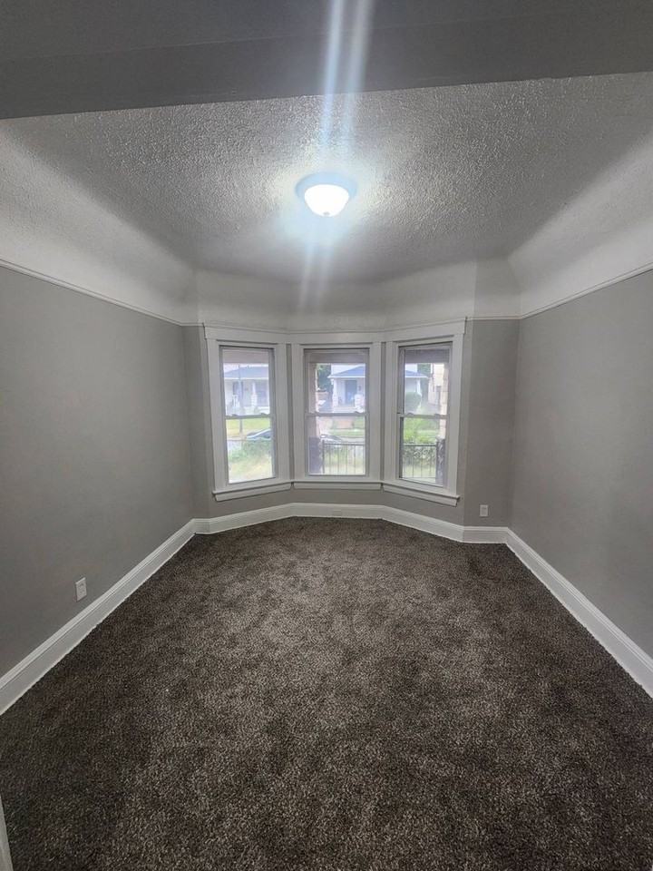 1637 - 1639 HOLYROOD AVE - Photo 5 of 50