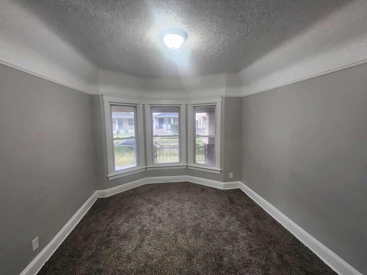 1637 - 1639 HOLYROOD AVE - Photo 6 of 50