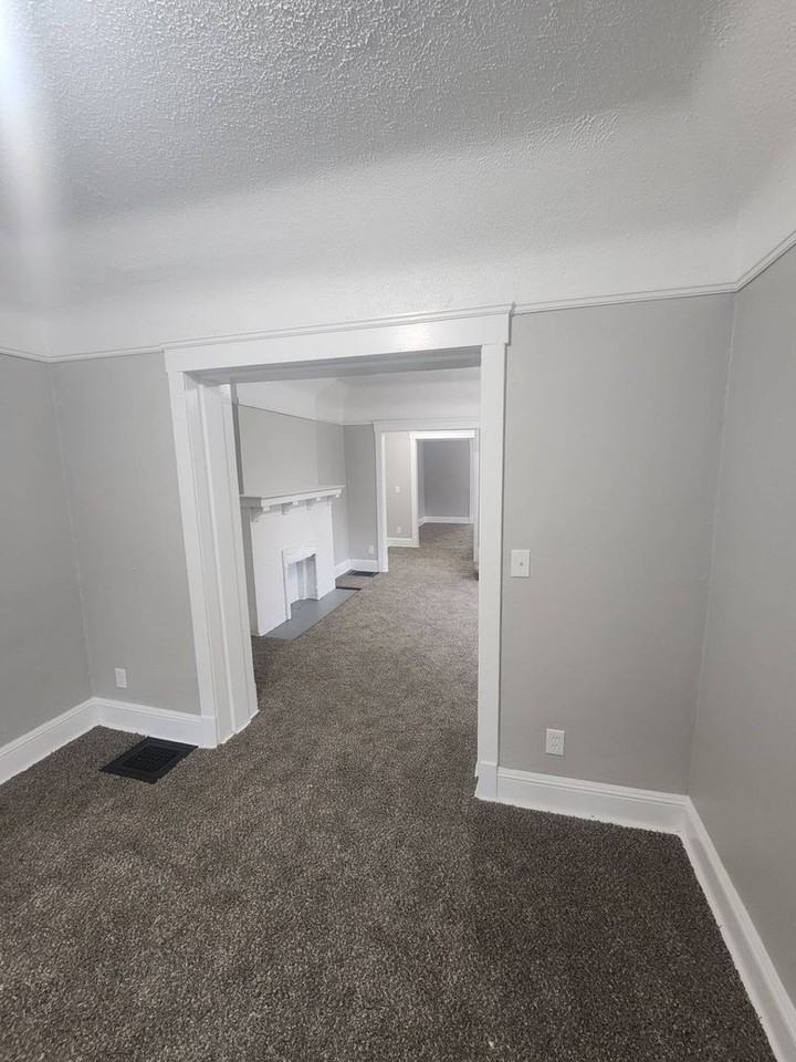 1637 - 1639 HOLYROOD AVE - Photo 7 of 50