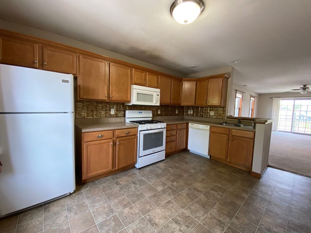 146 Tulip Blvd - Photo 4 of 17