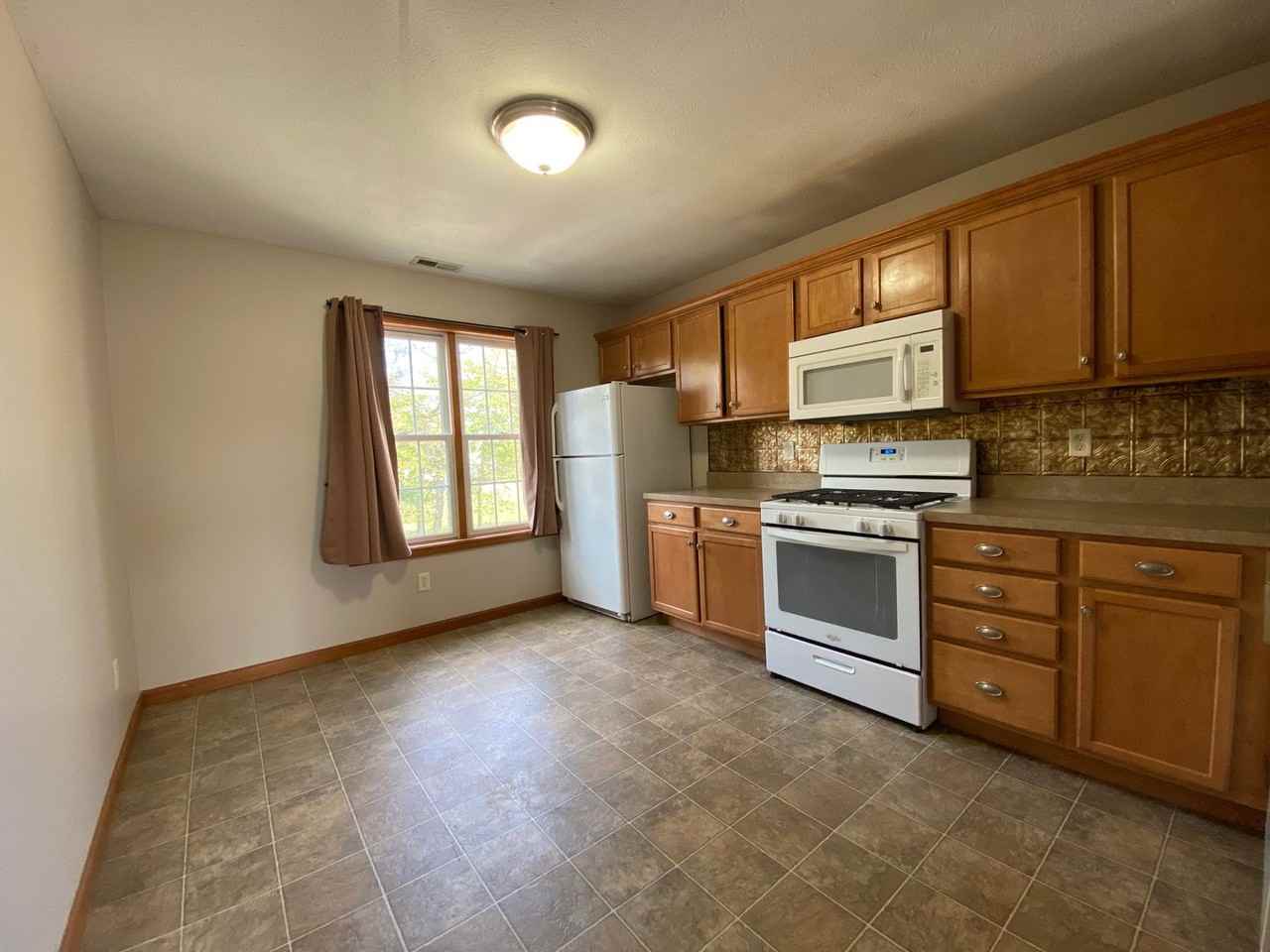146 Tulip Blvd - Photo 5 of 17