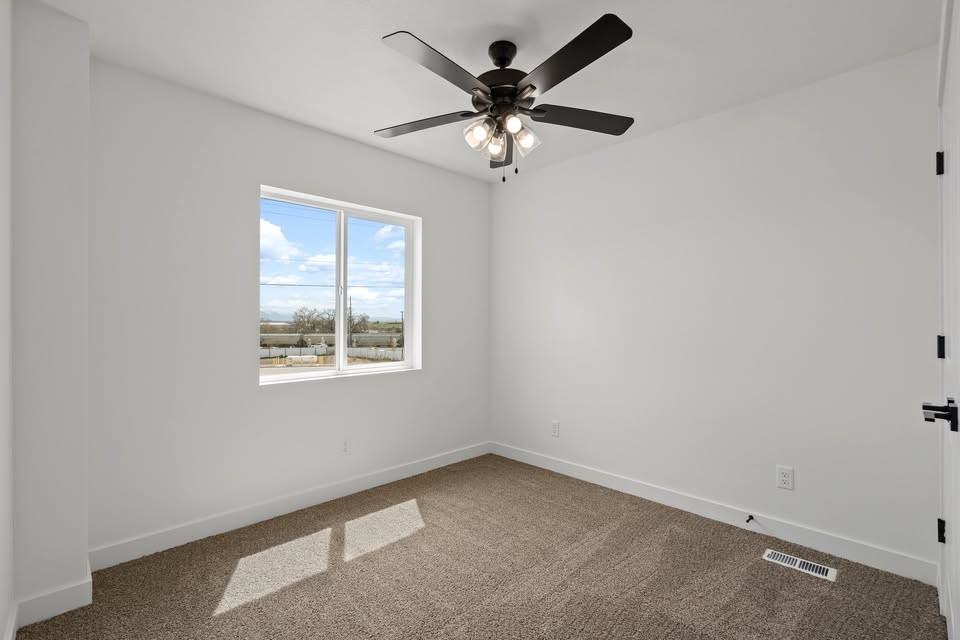 1087 E 1320 S - Photo 4 of 22