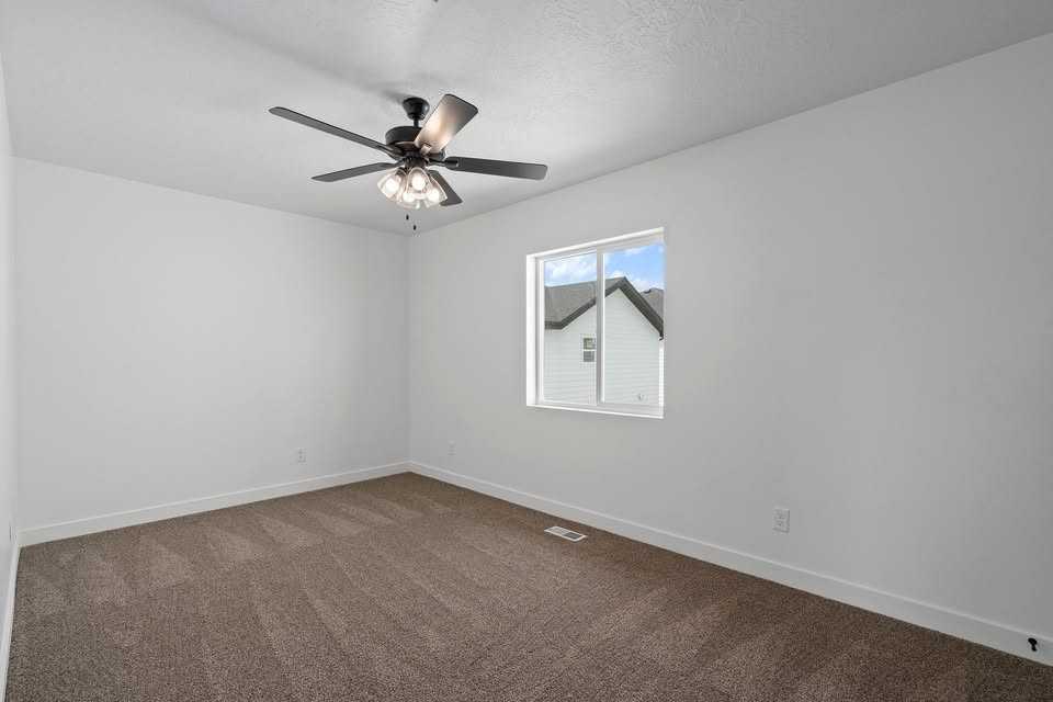 1087 E 1320 S - Photo 5 of 22