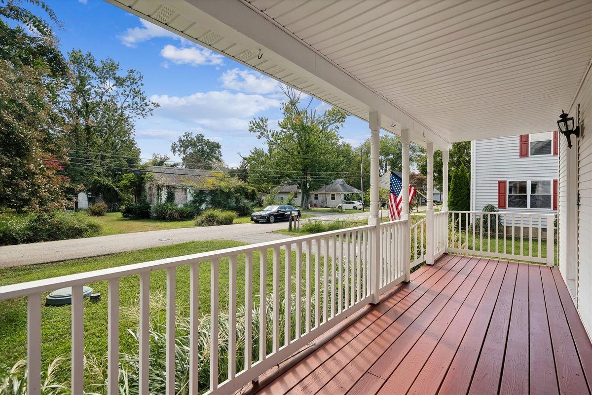 1623 Chesapeake Ln - Photo 2 of 19