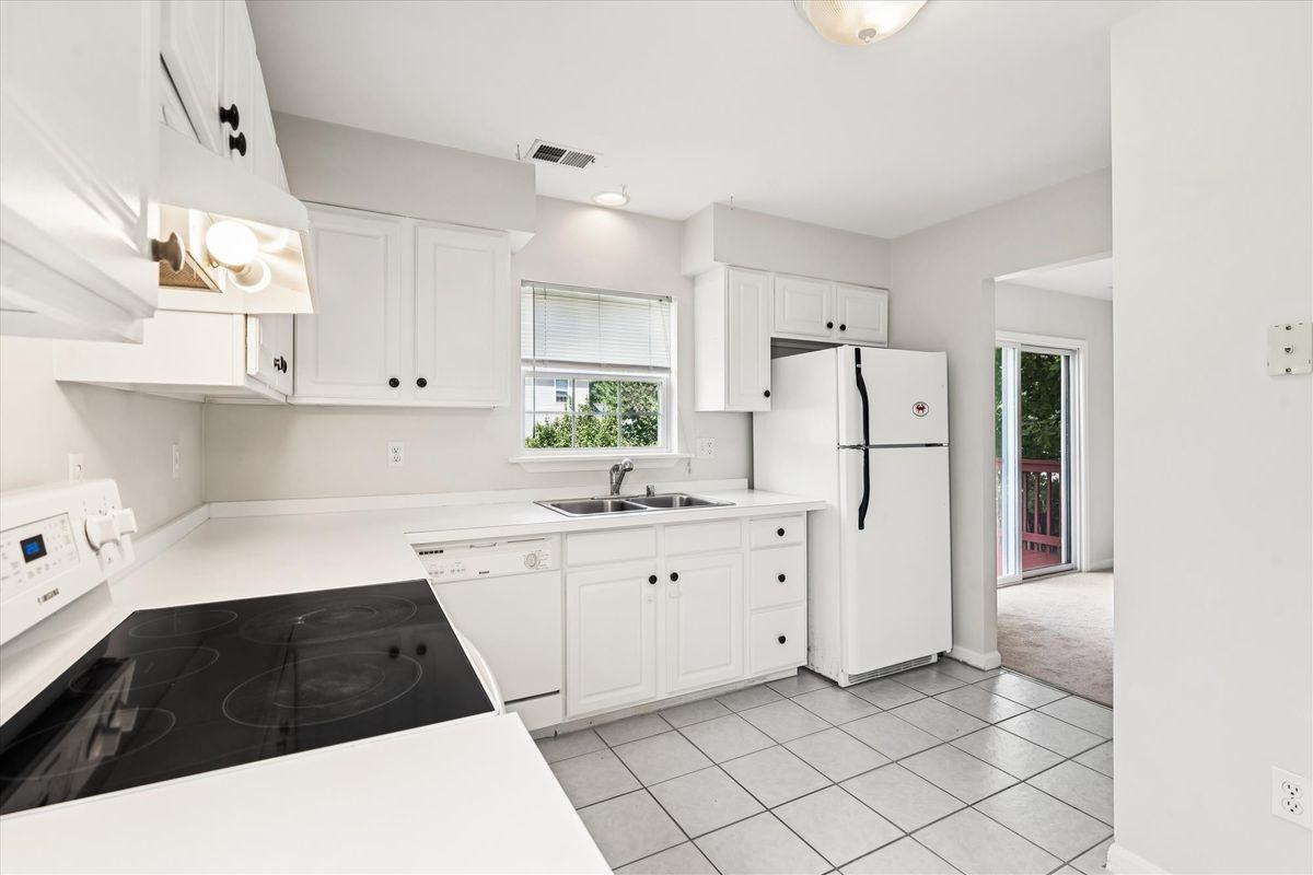 1623 Chesapeake Ln - Photo 3 of 19