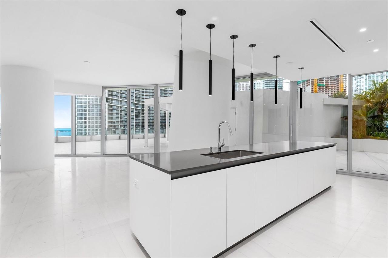 Biscayne Blvd Way & SE 2nd Ave - Photo 3 of 13