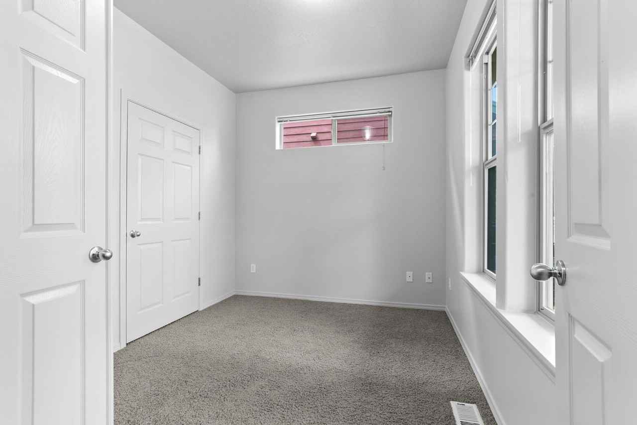 1450 Northeast Edgefield Street - Photo 5 of 35