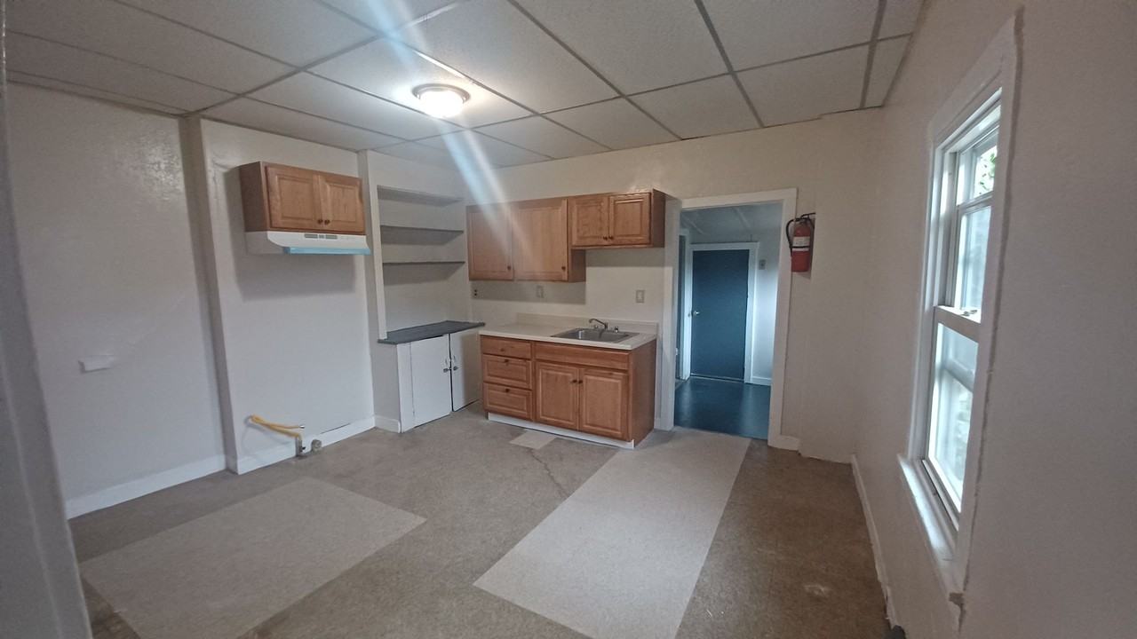 136 S Giles St - Photo 3 of 8