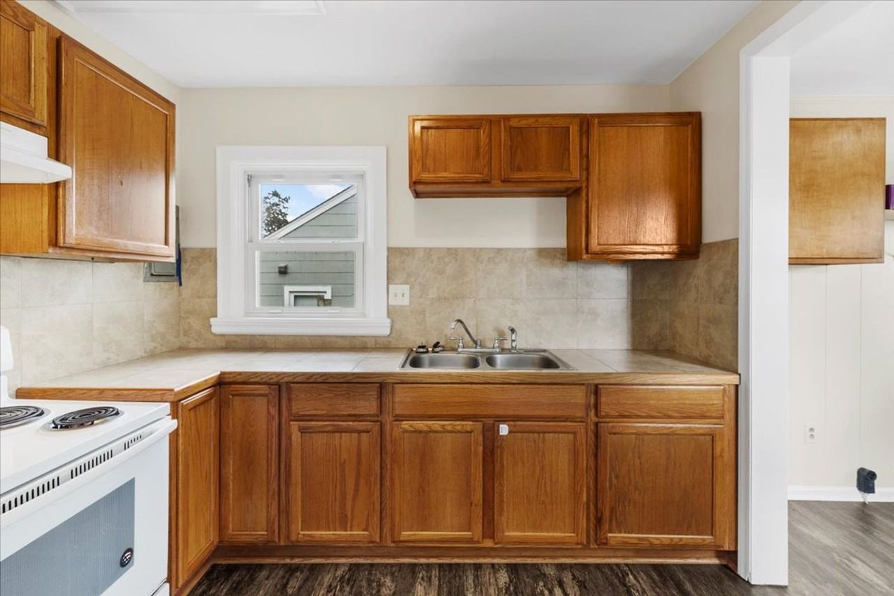 143 Monroe St - Photo 7 of 11