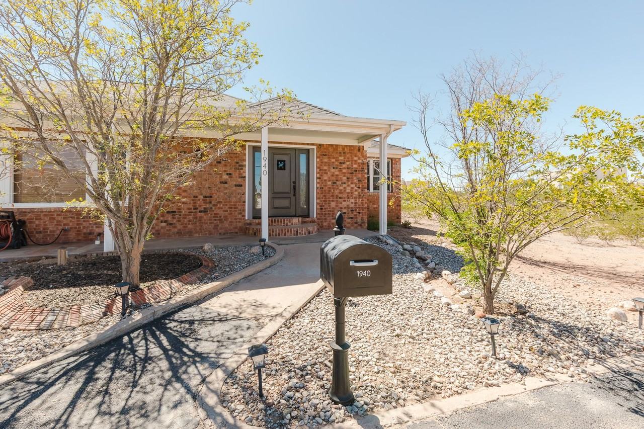 1940 Ocotillo Dr - Photo 3 of 43
