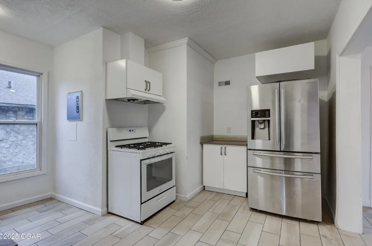 614 N Wall Ave - Photo 3 of 26