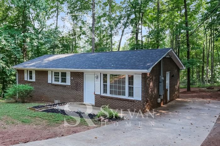 207 Kenmore Dr - Photo 2 of 15