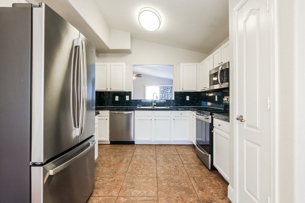 3320 W Glass Ln - Photo 7 of 16