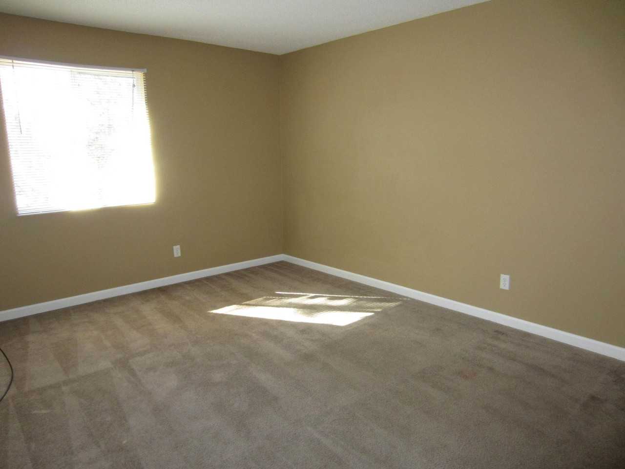 University Square Apartments - Photo 7 of 10