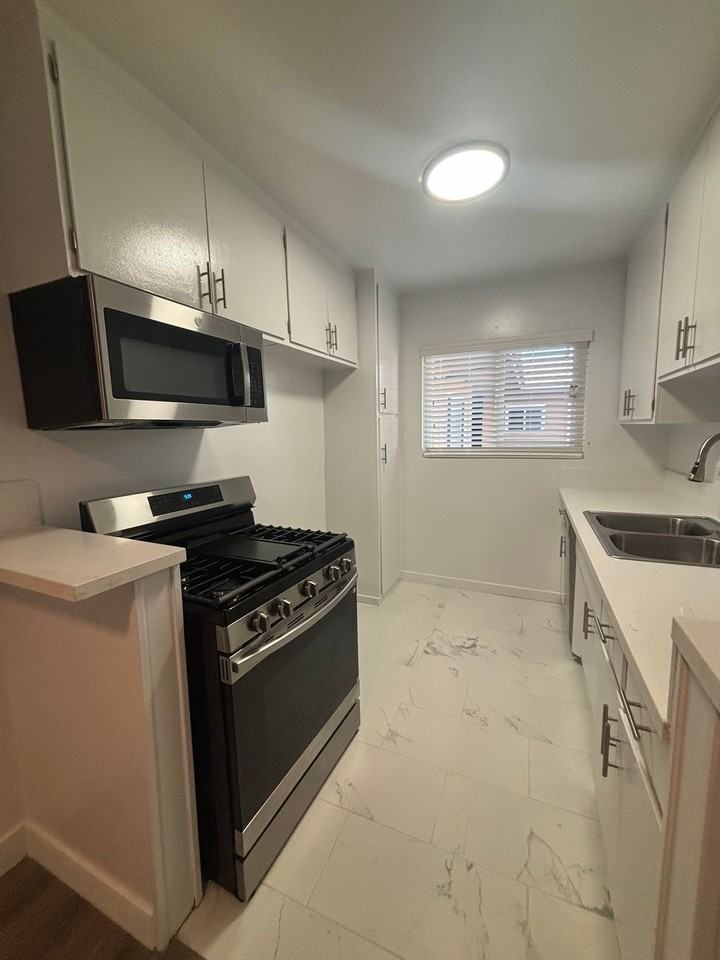 351 S. Manhattan Pl - Photo 4 of 50