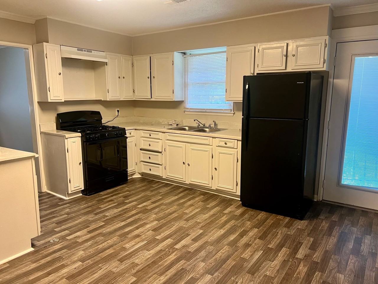 340 Sumerset Ln - Photo 2 of 10