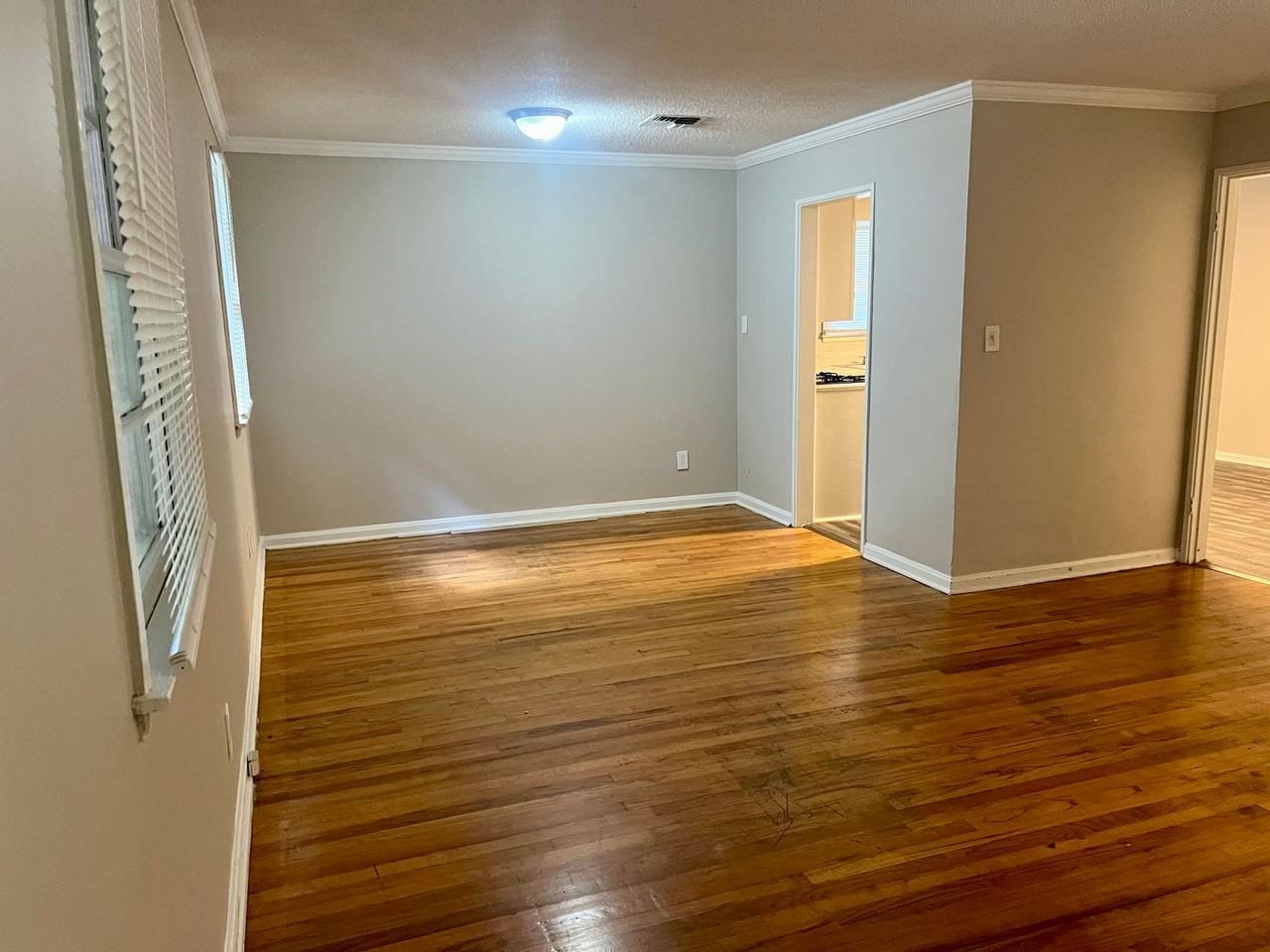 340 Sumerset Ln - Photo 4 of 10