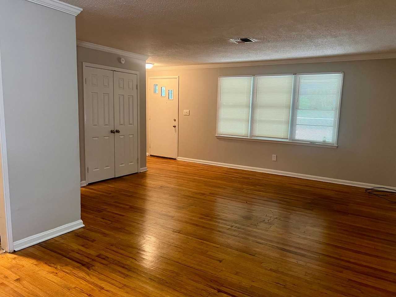 340 Sumerset Ln - Photo 6 of 10