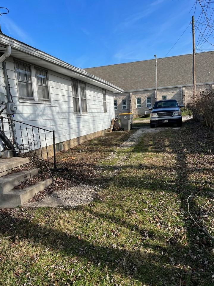 1104 S Lincoln St - Photo 2 of 13