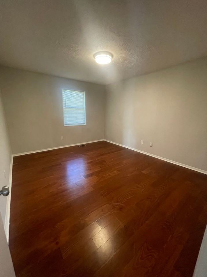 1904 Meadowview Ln - Photo 5 of 8