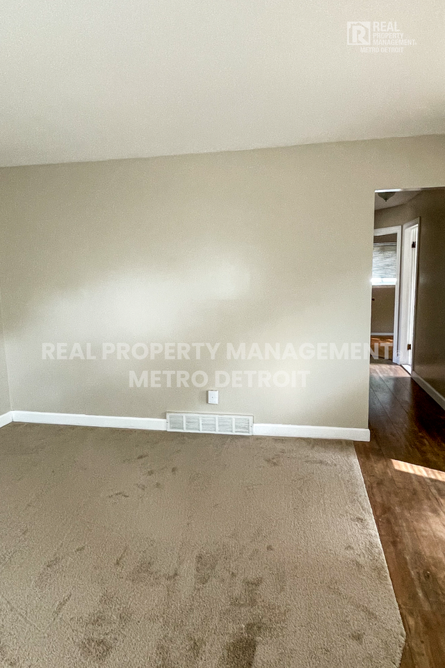 20215 Woodward St - Photo 4 of 22