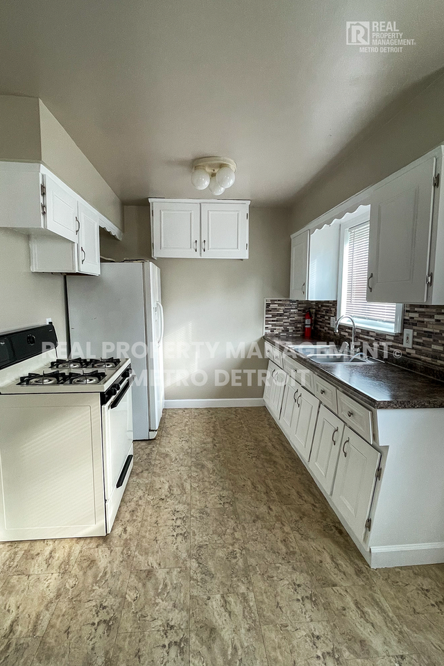 20215 Woodward St - Photo 6 of 22