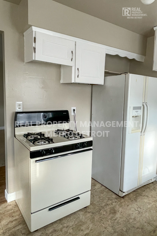 20215 Woodward St - Photo 7 of 22