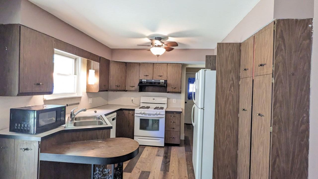 3555 Chippewa Dr - Photo 3 of 14