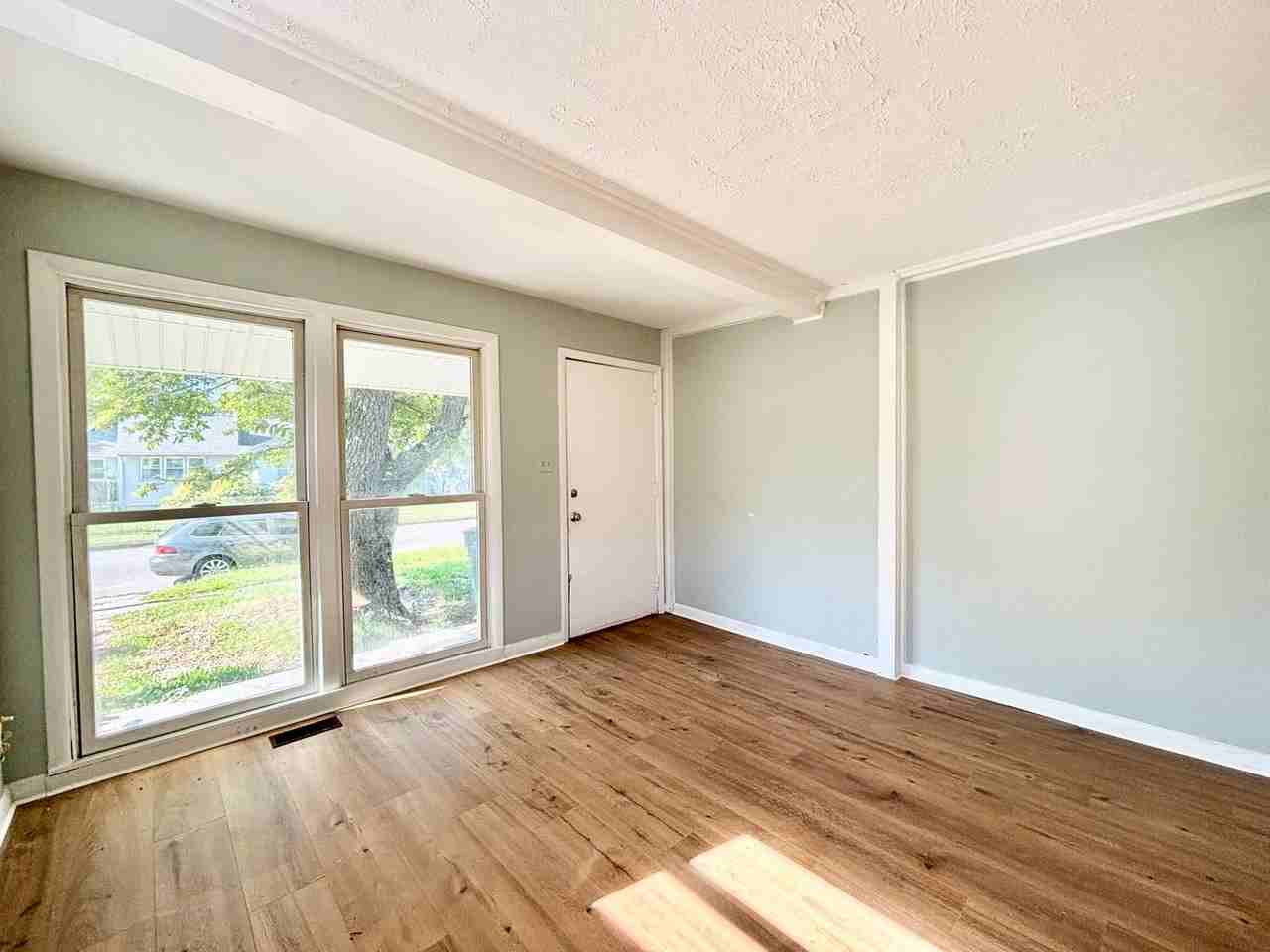 1140 Hullview Ave - Photo 3 of 12