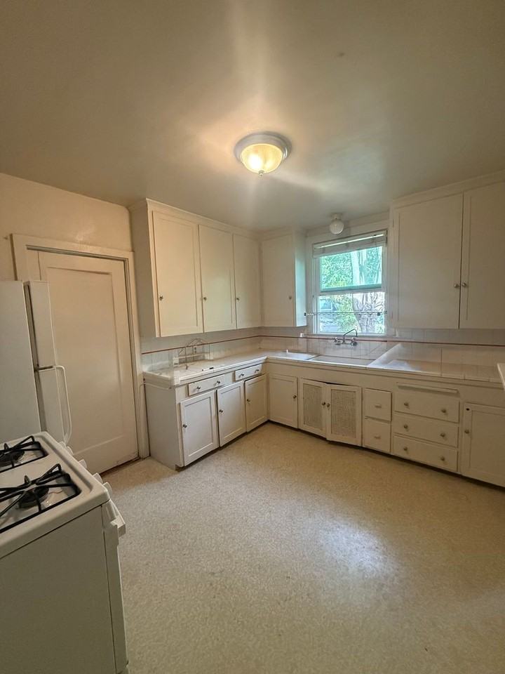 324 University Ave - Photo 3 of 12