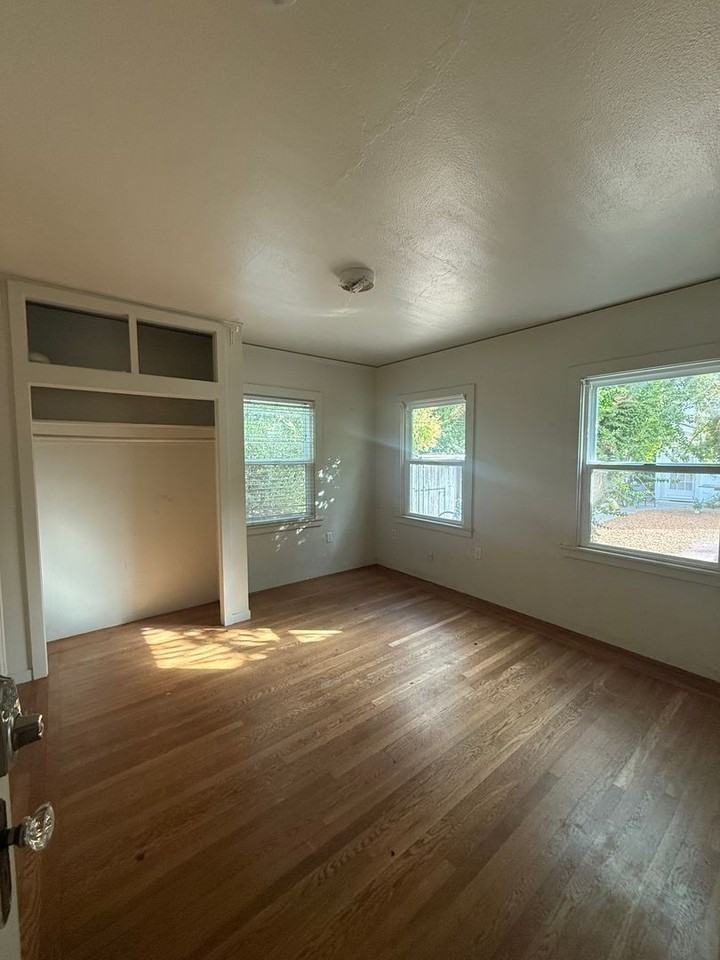 324 University Ave - Photo 6 of 12