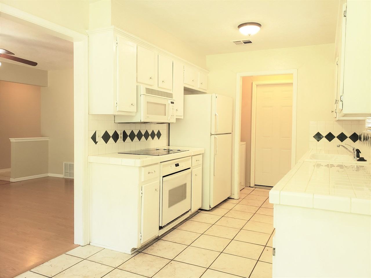 1325 East Brooks Street - Photo 4 of 11