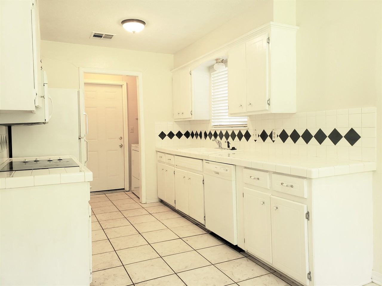 1325 East Brooks Street - Photo 5 of 11