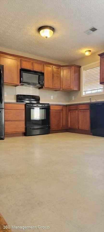 321 Newcastle Ln - Photo 3 of 16