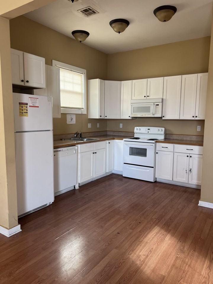 1440 Pauline Street - Photo 3 of 10