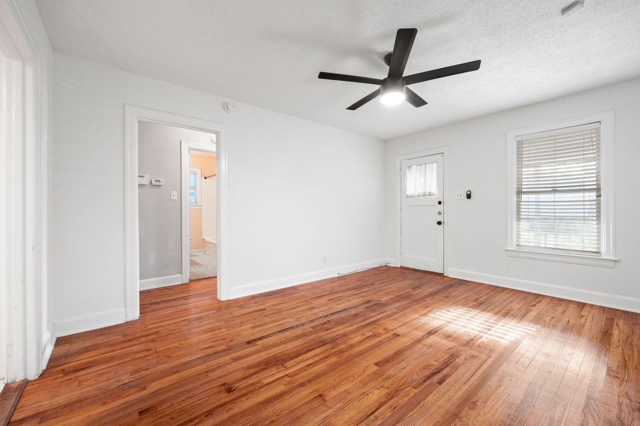 934 E 52nd St - Photo 2 of 15