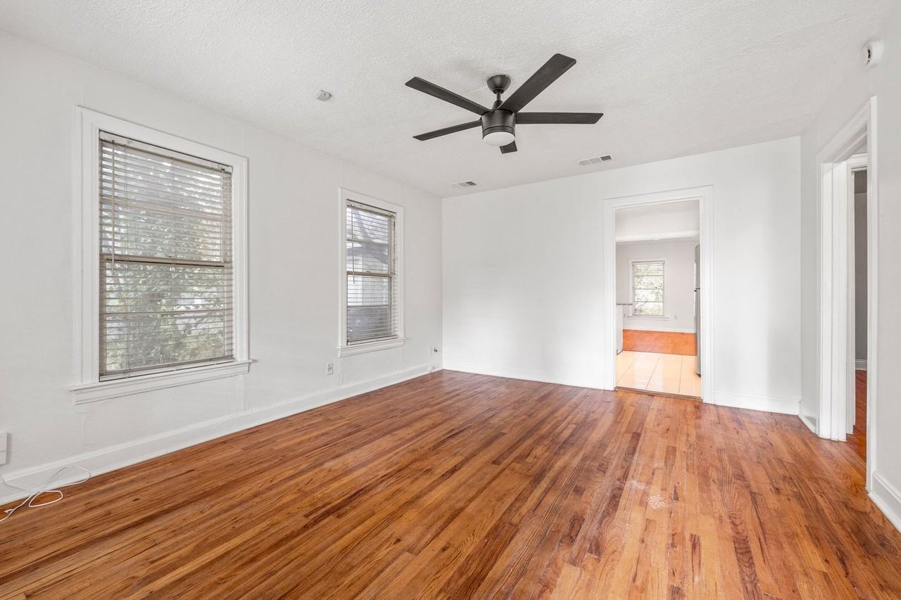 934 E 52nd St - Photo 3 of 15