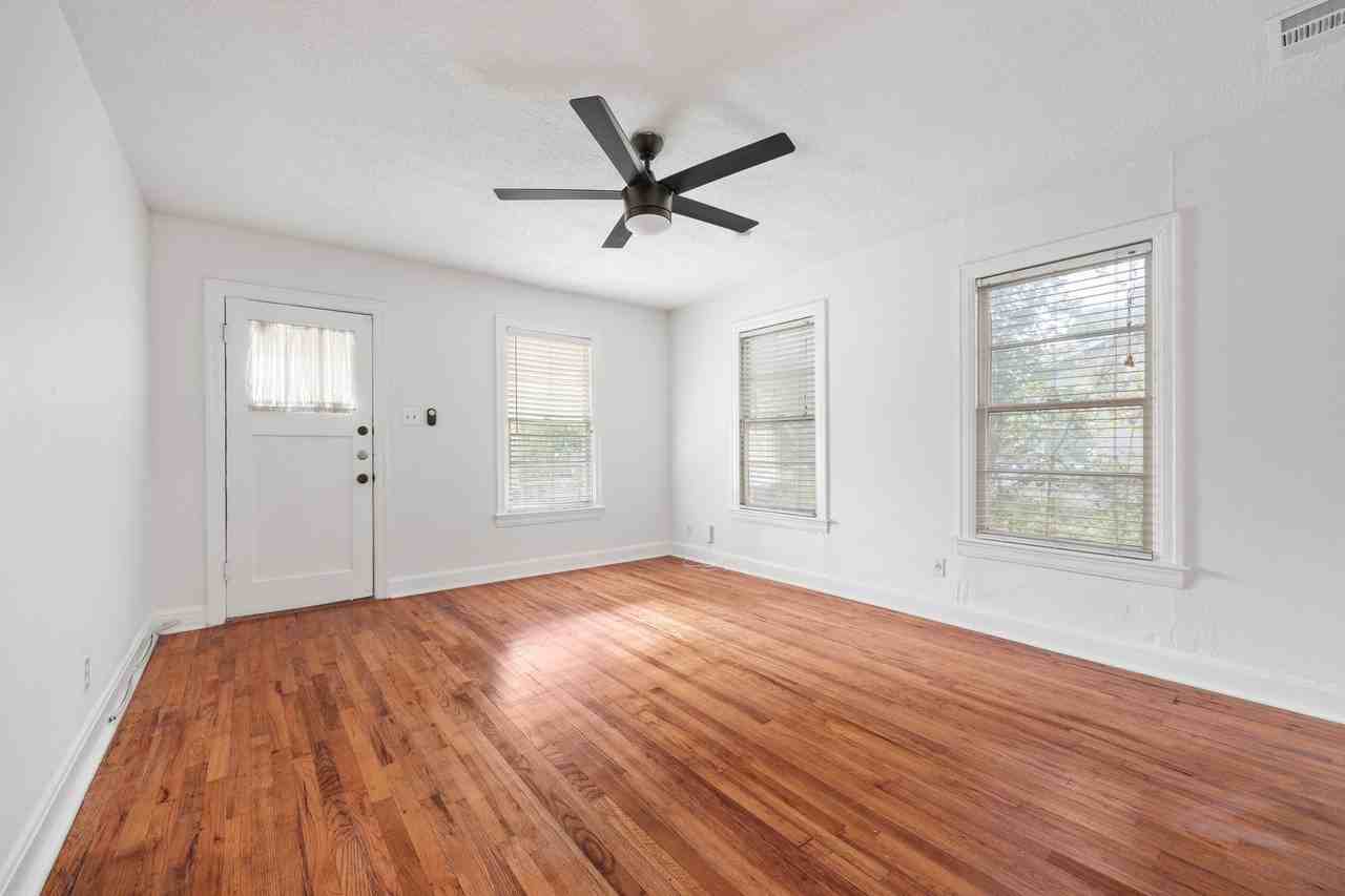 934 E 52nd St - Photo 4 of 15