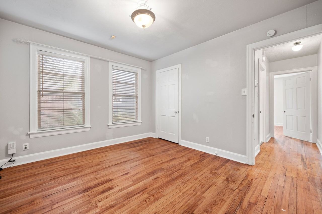 934 E 52nd St - Photo 5 of 15
