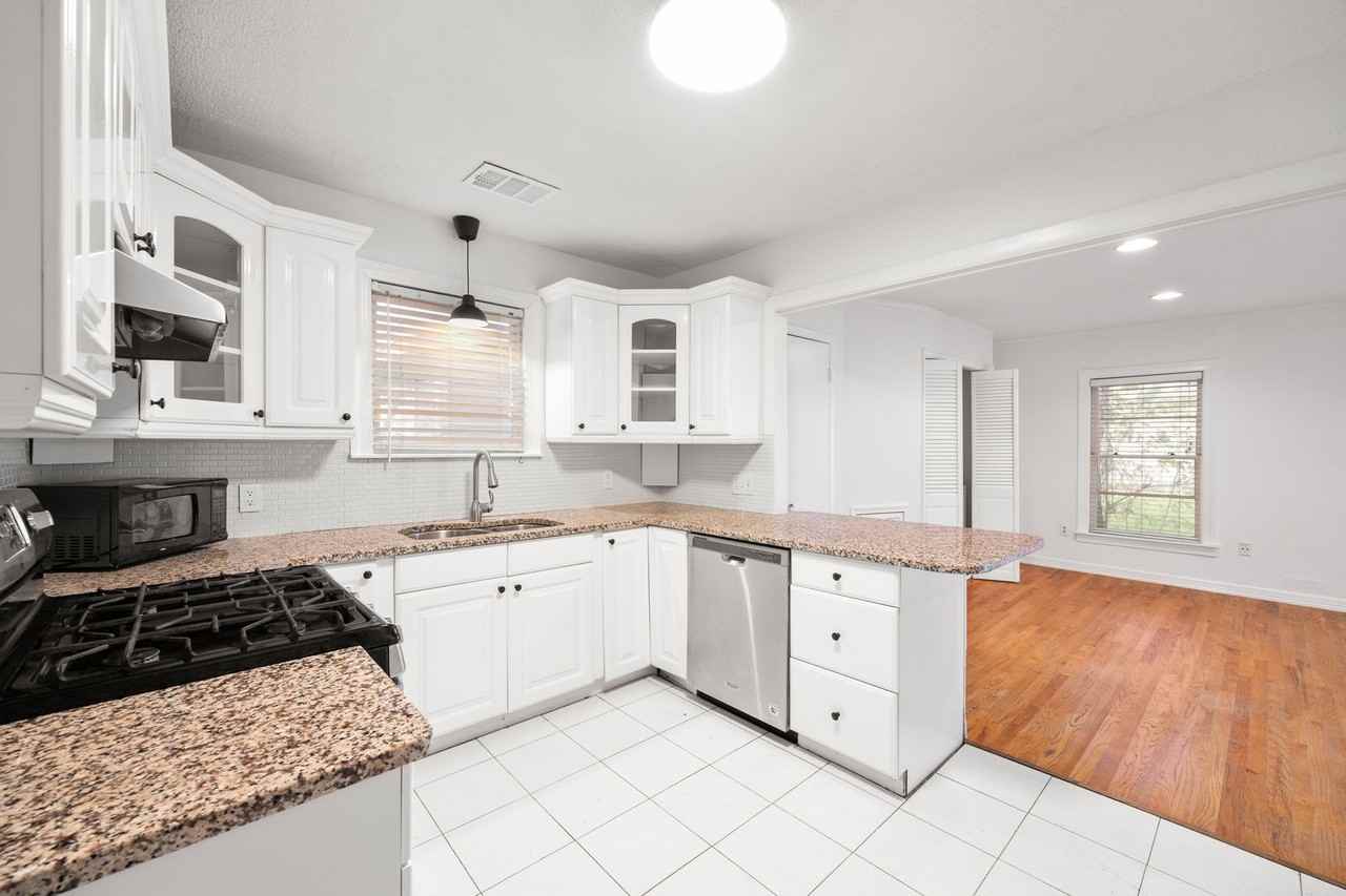 934 E 52nd St - Photo 6 of 15