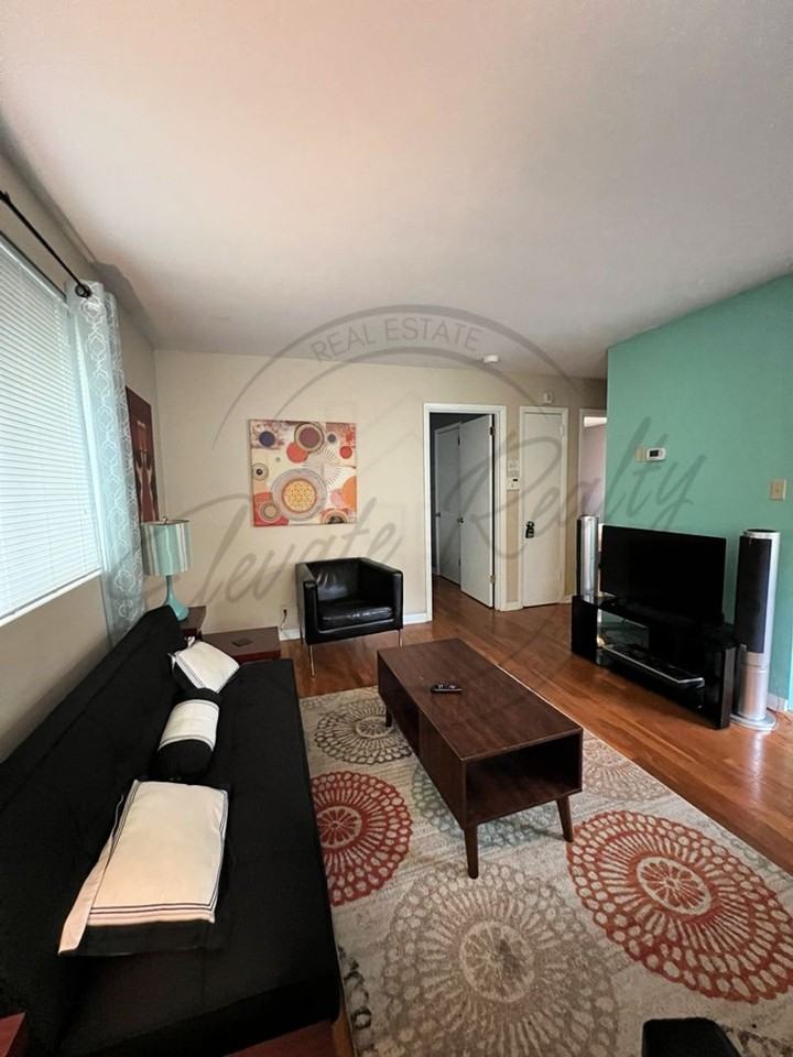 1019 Summit Ave - Photo 4 of 20