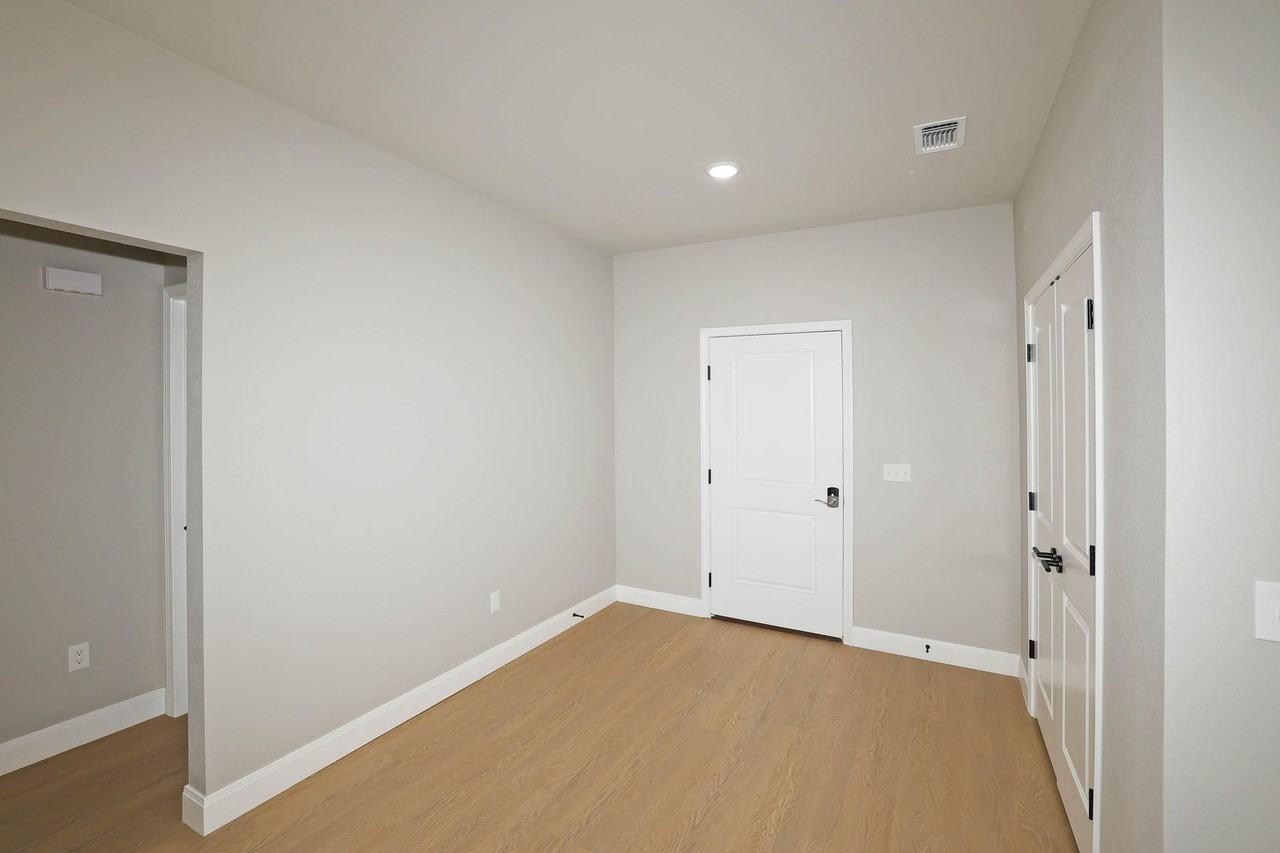 4709 Scotty Dr - Photo 3 of 32
