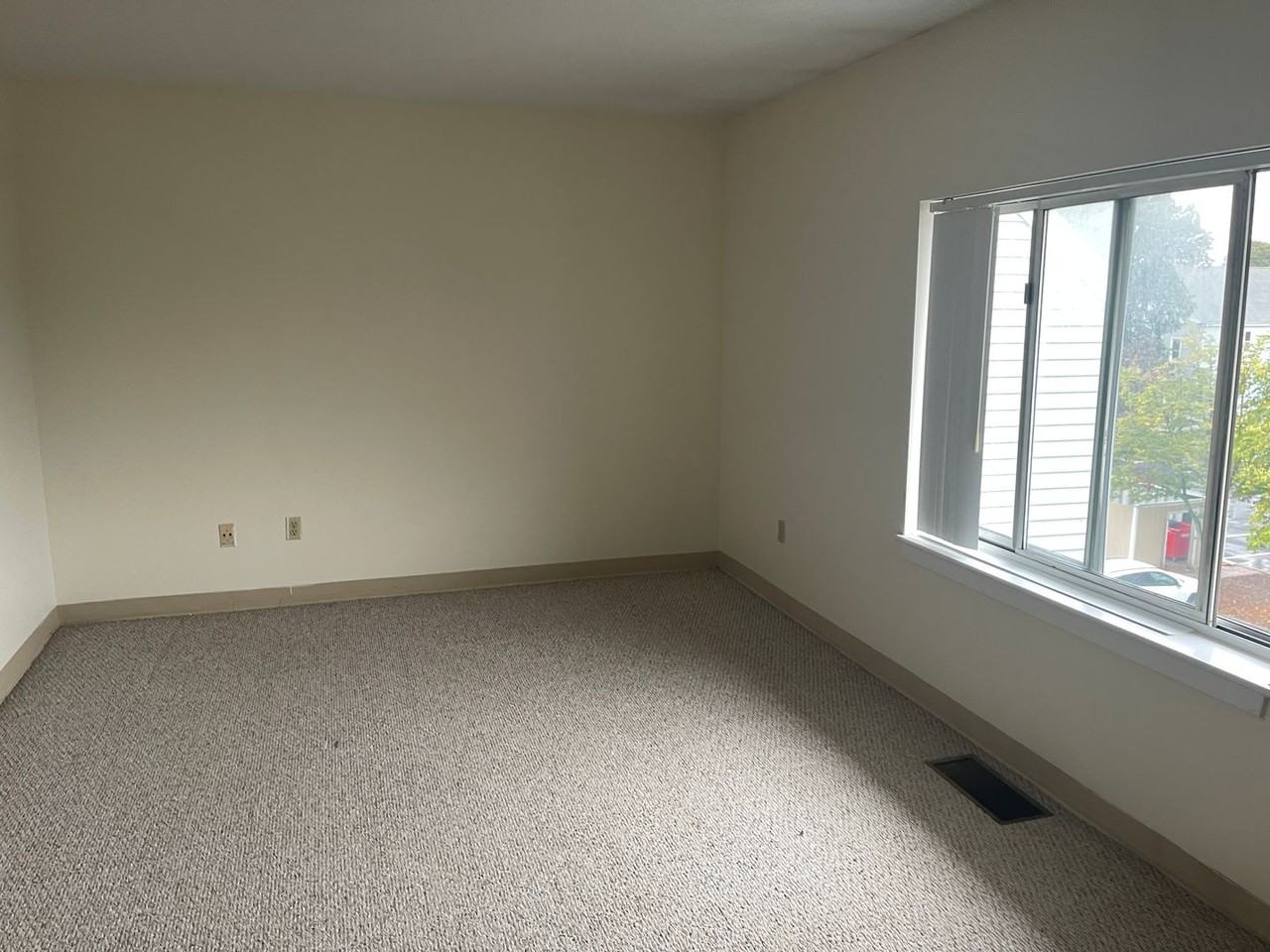 152 N Beacon St - Photo 3 of 16