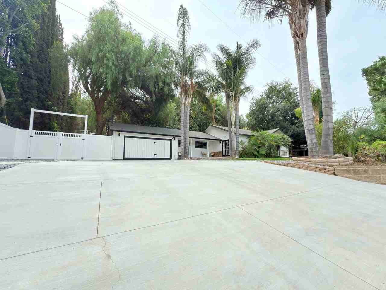 9501 Clybourn Ave - Photo 2 of 50