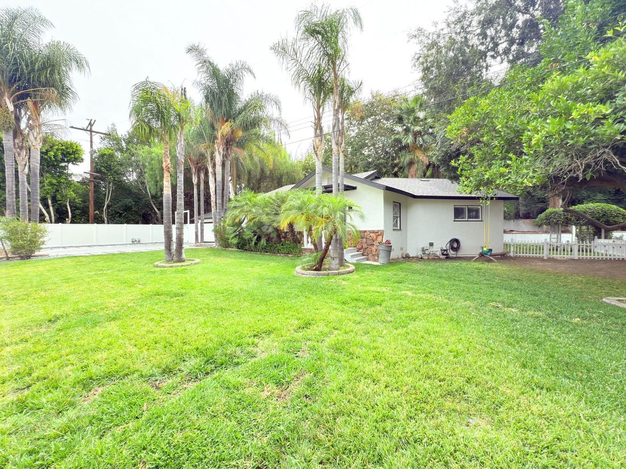 9501 Clybourn Ave - Photo 4 of 50