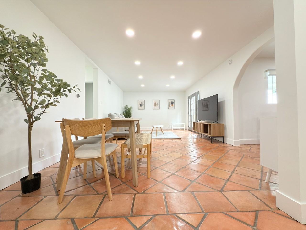 9501 Clybourn Ave - Photo 6 of 50