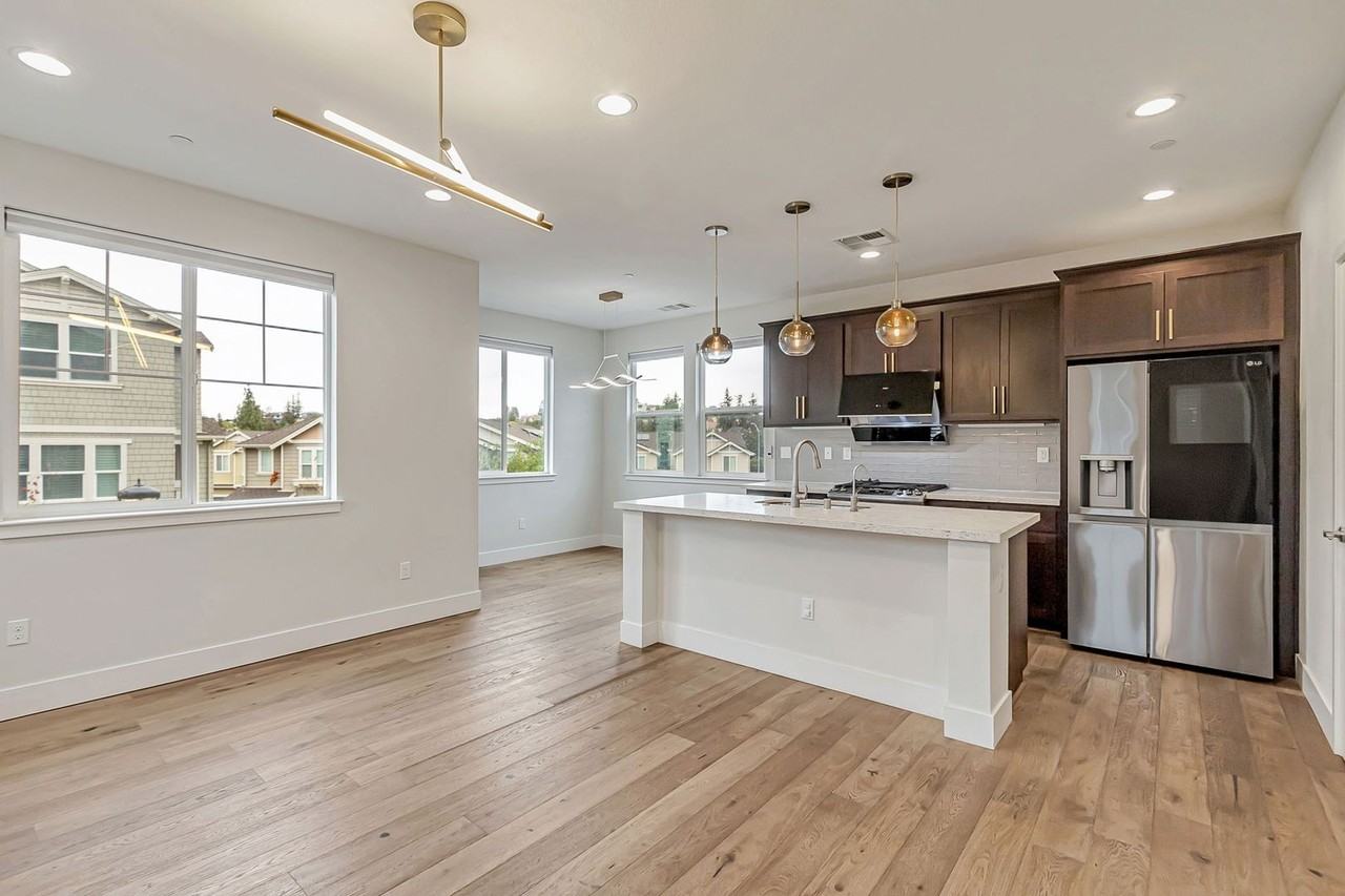 1032 Skybo Ct - Photo 3 of 44