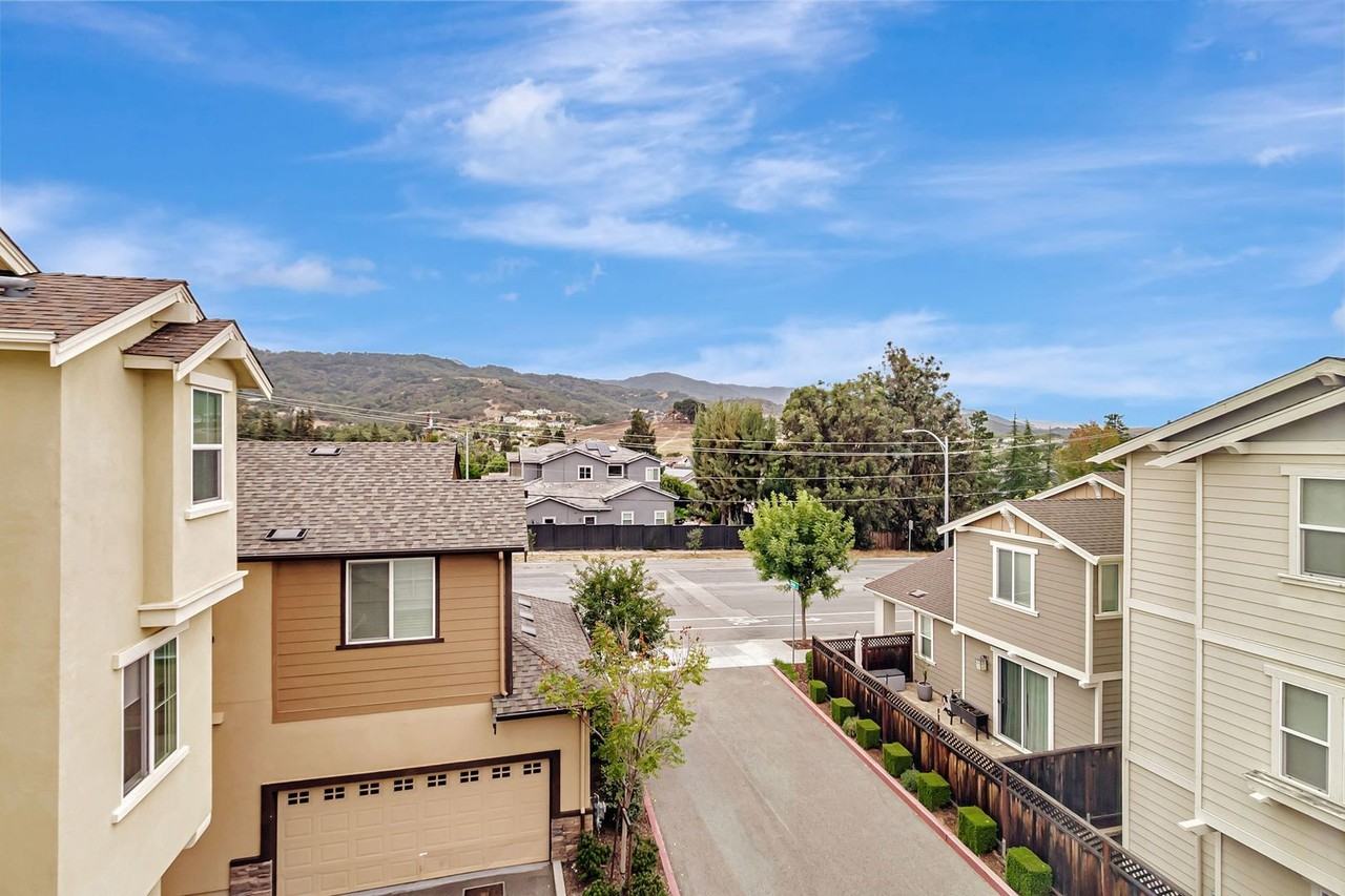 1032 Skybo Ct - Photo 4 of 44