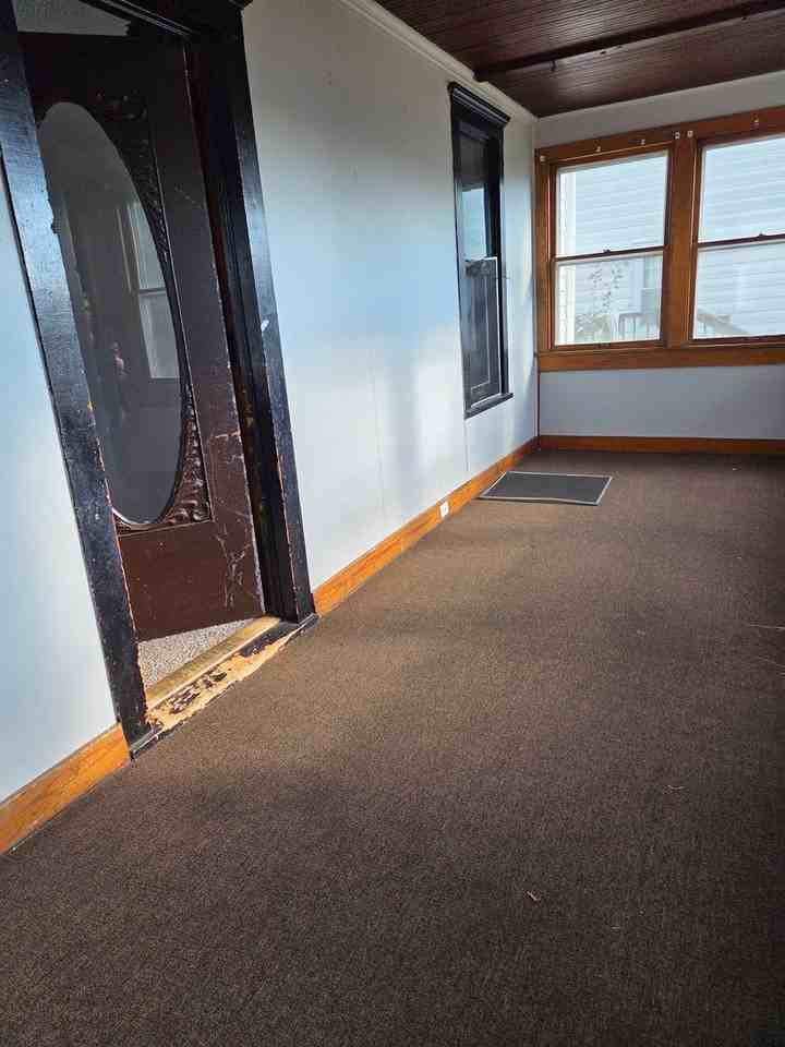 1529 32nd St - Photo 2 of 9