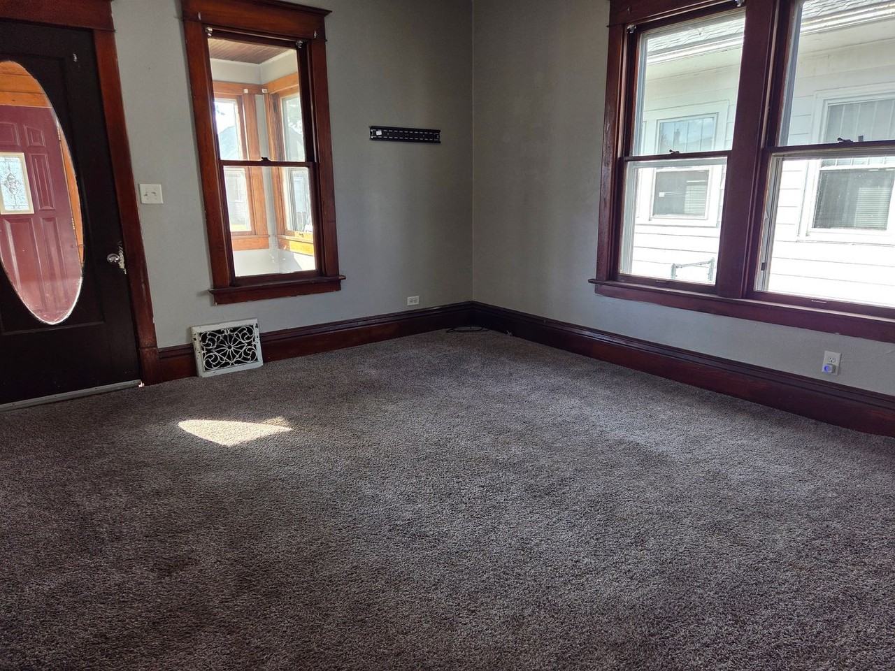 1529 32nd St - Photo 3 of 9
